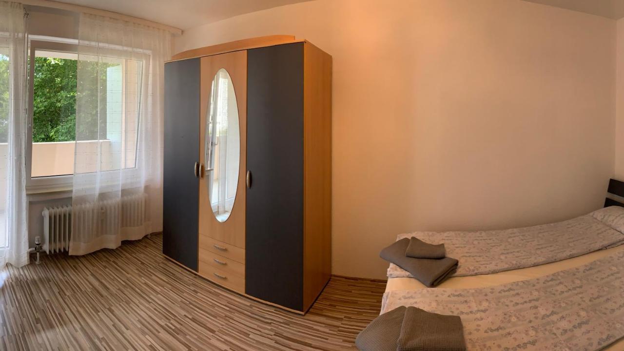 Grosse Und Helle Ferien Wohnung Mit Parkplatzen เลาเฟนเบิร์ก ภายนอก รูปภาพ